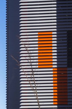 Evin cephe alüminyum yakın çekim üzerinden. Menteşeli havalandırılmış cephe birçok apartman binaları vardır. Modern cephe evleri yakın çekim. İnşaat Sanayi.