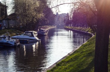 Karpovka Nehri üzerinde tekne temel. Park tekneleri ve yatlar. Nehrin üzerinde bekletin. Doğada Balık tutma. St. Peterburg, Rusya Federasyonu, tekne temel Petrovskaya, 15 Mayıs 2018
