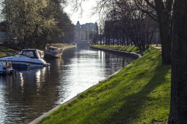 Karpovka Nehri üzerinde tekne temel. Park tekneleri ve yatlar. Nehrin üzerinde bekletin. Doğada Balık tutma. St. Peterburg, Rusya Federasyonu, tekne temel Petrovskaya, 15 Mayıs 2018