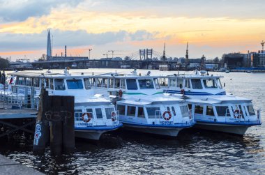 Neva Nehri istasyonda. Üç Nehir gemiler günbatımı bir arka plan üzerinde rıhtımda. Gün batımı, St. Petersburg Nehri üzerinde. Pembe gökyüzü güzel gökyüzü akşam. St Petersburg, Rusya, 27 Haziran 2018