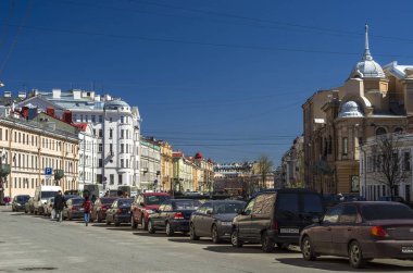 Avrupa şehri tarihi evlerin renkli cephe. Şehir nehir kanalı. Turizm şehrin nehir kanallarda tekneyle. St Petersburg, Rusya, 16 Mayıs 2018