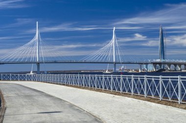 Bir beyaz Askılı köprü Neva Nehri. Büyük Askılı köprü mavi denize karşı. Modern köprü inşaatı. Whsd. Rusya'nın orta kısmı. St Petersburg, Rusya, 24 Haziran 2018