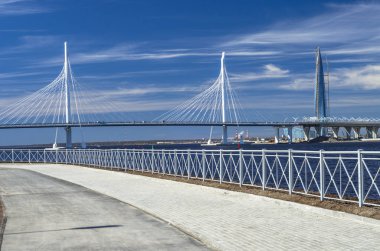 Bir beyaz Askılı köprü Neva Nehri. Büyük Askılı köprü mavi denize karşı. Modern köprü inşaatı. Whsd. Rusya'nın orta kısmı. St Petersburg, Rusya, 24 Haziran 2018