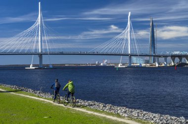 Bir beyaz Askılı köprü Neva Nehri. Büyük Askılı köprü mavi denize karşı. Modern köprü inşaatı. Whsd. Rusya'nın orta kısmı. St Petersburg, Rusya, 24 Haziran 2018