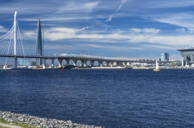 Bir beyaz Askılı köprü Neva Nehri. Büyük Askılı köprü mavi denize karşı. Modern köprü inşaatı. Whsd. Rusya'nın orta kısmı. St Petersburg, Rusya, 24 Haziran 2018