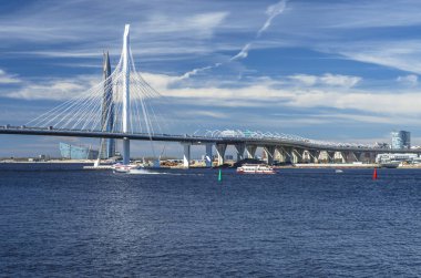 Bir beyaz Askılı köprü Neva Nehri. Büyük Askılı köprü mavi denize karşı. Modern köprü inşaatı. Whsd. Rusya'nın orta kısmı. St Petersburg, Rusya, 24 Haziran 2018