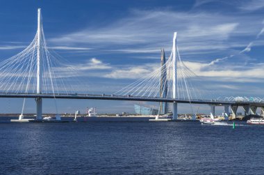 Bir beyaz Askılı köprü Neva Nehri. Büyük Askılı köprü mavi denize karşı. Modern köprü inşaatı. Whsd. Rusya'nın orta kısmı. St Petersburg, Rusya, 24 Haziran 2018