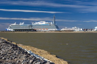 Deniz yolcu yatak. Deniz gömlekleri. En iyi cruise line dünya. Yolcu gemilerine içinde uluslararası port St. Petersburg. Rusya, bağlantı noktası deniz cephe, 10 Mayıs 2018