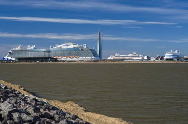 Deniz yolcu yatak. Deniz gömlekleri. En iyi cruise line dünya. Yolcu gemilerine içinde uluslararası port St. Petersburg. Rusya, bağlantı noktası deniz cephe, 10 Mayıs 2018