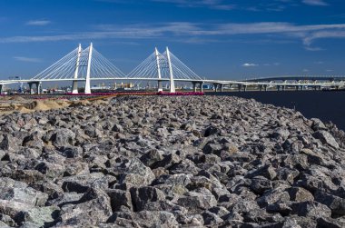 Yeni Askılı köprüden Neva. Beyaz büyük modern köprüde deniz. St. Petersburg. Rusya, yeni alüvyon alanlarda Vasilyevsky Adası, 10 Mayıs 2018