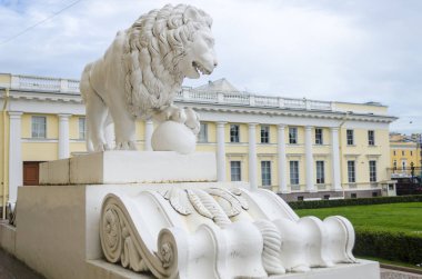 Heykel Rus Müzesi yakınında yer almaktadır