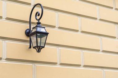 tarafsız bir arka plan üzerinde duvarlı tarihsel lamba