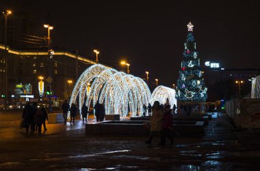 Gece Yeni Yıl Şehri. Parlayan bir kemer bir Noel süsüdür. Hafif tonel ve şehrin güzel Noel ağacı. Moskova Meydanı, St. Petersburg, Rusya, 31 Aralık 2017