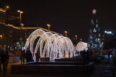 Gece Yeni Yıl Şehri. Parlayan bir kemer bir Noel süsüdür. Hafif tonel ve şehrin güzel Noel ağacı. Moskova Meydanı, St. Petersburg, Rusya, 31 Aralık 2017
