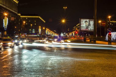 Şehrin Yeni Yıl Aydınlanması. Şehrin ışıklandırma direklerinde Noel çelenkleri. Yolun üstündeki süsler. Gece şenliği atmosferi. Moskova Meydanı, St. Petersburg, Rusya, 31 Aralık 2017