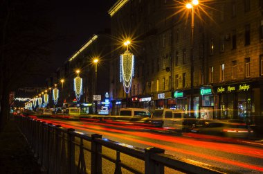 Şehrin Yeni Yıl Aydınlanması. Şehrin ışıklandırma direklerinde Noel çelenkleri. Yolun üstündeki süsler. Gece şenliği atmosferi. Moskova Meydanı, St. Petersburg, Rusya, 31 Aralık 2017