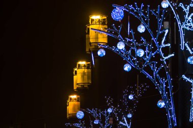Şehrin Yeni Yıl Aydınlanması. Şehrin ışıklandırma direklerinde Noel çelenkleri. Parlak şehir yılbaşı tasarımları. Moskova Meydanı, St. Petersburg, Rusya, 31 Aralık 2017