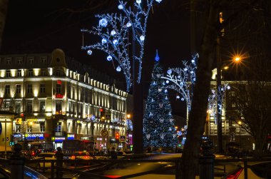 Şehrin Yeni Yıl Aydınlanması. Şehrin ışıklandırma direklerinde Noel çelenkleri. Parlak şehir yılbaşı tasarımları. Noel ağacı. Sennaya Ploshchad, St. Petersburg, Rusya, 31 Aralık 2017