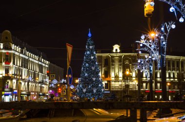 Şehrin Yeni Yıl Aydınlanması. Şehrin ışıklandırma direklerinde Noel çelenkleri. Parlak şehir yılbaşı tasarımları. Noel ağacı. Sennaya Ploshchad, St. Petersburg, Rusya, 31 Aralık 2017