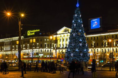 Şehrin Yeni Yıl Aydınlanması. Şehrin ışıklandırma direklerinde Noel çelenkleri. Parlak şehir yılbaşı tasarımları. Noel ağacı. Sennaya Ploshchad, St. Petersburg, Rusya, 31 Aralık 2017