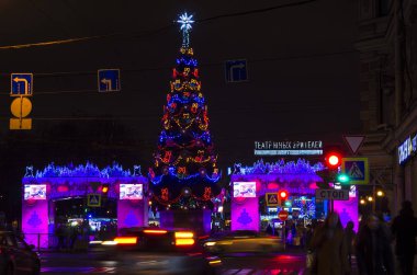 Şehrin Yeni Yıl Aydınlanması. Şehrin ışıklandırma direklerinde Noel çelenkleri. Parlak şehir yılbaşı tasarımları. Noel ağacı. Sennaya Ploshchad, St. Petersburg, Rusya, 31 Aralık 2017