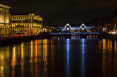 Şehrin Yeni Yıl Aydınlanması. Yeni yıl için Lomonosov Meydanı. Lomonosov Köprüsü Noel için dekore edildi. Parlak kentsel yeni yıl tasarımları, St. Petersburg, Rusya, 31 Aralık 2017