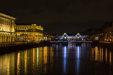 Şehrin Yeni Yıl Aydınlanması. Yeni yıl için Lomonosov Meydanı. Lomonosov Köprüsü Noel için dekore edildi. Parlak kentsel yeni yıl tasarımları, St. Petersburg, Rusya, 31 Aralık 2017
