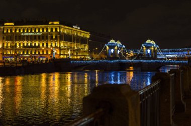 Şehrin Yeni Yıl Aydınlanması. Yeni yıl için Lomonosov Meydanı. Lomonosov Köprüsü Noel için dekore edildi. Parlak kentsel yeni yıl tasarımları, St. Petersburg, Rusya, 31 Aralık 2017
