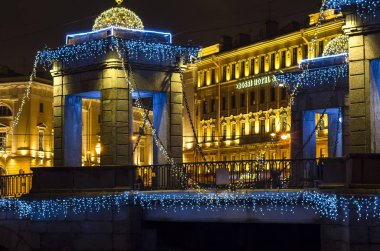 Şehrin Yeni Yıl Aydınlanması. Yeni yıl için Lomonosov Meydanı. Lomonosov Köprüsü Noel için dekore edildi. Parlak kentsel yeni yıl tasarımları, St. Petersburg, Rusya, 31 Aralık 2017
