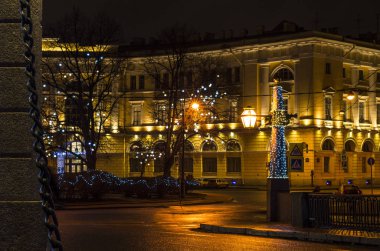 Şehrin Yeni Yıl Aydınlanması. Yeni yıl için Lomonosov Meydanı. Lomonosov Köprüsü Noel için dekore edildi. Parlak kentsel yeni yıl tasarımları, St. Petersburg, Rusya, 31 Aralık 2017