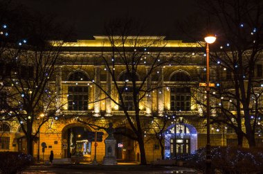 Şehrin Yeni Yıl Aydınlanması. Yeni yıl için Lomonosov Meydanı. Lomonosov Köprüsü Noel için dekore edildi. Parlak kentsel yeni yıl tasarımları, St. Petersburg, Rusya, 31 Aralık 2017