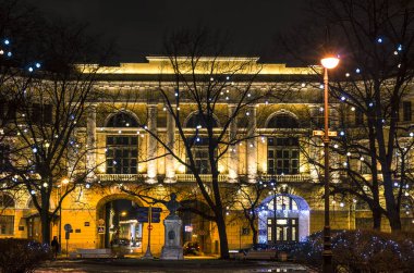 Şehrin Yeni Yıl Aydınlanması. Yeni yıl için Lomonosov Meydanı. Lomonosov Köprüsü Noel için dekore edildi. Parlak kentsel yeni yıl tasarımları, St. Petersburg, Rusya, 31 Aralık 2017