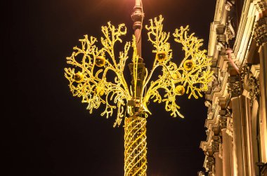 Noel 'den önceki gece şehri. St. Petrburg 'un yeni yılının ışıkları. Nevsky Prospect 'in muhteşem dekorasyonları. St. Petersburg, Rusya, Anichkov Köprüsü, 31 Aralık 2017