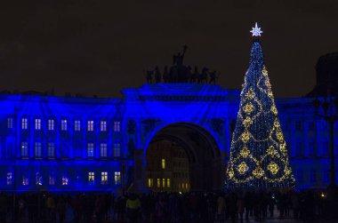 Noel 'den önceki gece şehri. St. Petrburg 'un yeni yılının ışıkları. Şehrin ana Noel ağacı, çiçekle süslenmiş, 3d Harita Gösterisi, St. Petersburg, Saray Meydanı, Rusya, 31 Aralık 2017