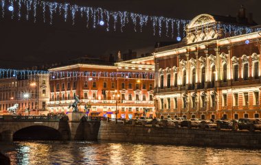 Noel 'den önceki gece şehri. St. Petrburg 'un yeni yılının ışıkları. St. Petersburg, Rusya, Anichkov Köprüsü, 31 Aralık 2017