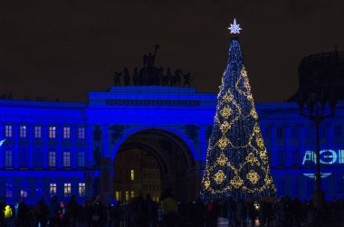 Noel 'den önceki gece şehri. St. Petrburg 'un yeni yılının ışıkları. Şehrin ana Noel ağacı, çiçekle süslenmiş, 3d Harita Gösterisi, St. Petersburg, Saray Meydanı, Rusya, 31 Aralık 2017