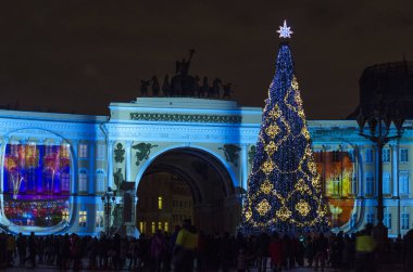 Noel 'den önceki gece şehri. St. Petrburg 'un yeni yılının ışıkları. Şehrin ana Noel ağacı, çiçekle süslenmiş, 3d Harita Gösterisi, St. Petersburg, Saray Meydanı, Rusya, 31 Aralık 2017