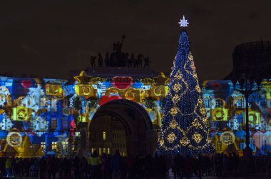 Noel 'den önceki gece şehri. St. Petrburg 'un yeni yılının ışıkları. Şehrin ana Noel ağacı, çiçekle süslenmiş, 3d Harita Gösterisi, St. Petersburg, Saray Meydanı, Rusya, 31 Aralık 2017