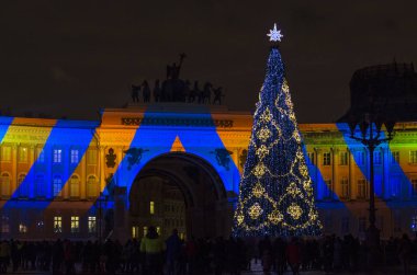 Noel 'den önceki gece şehri. St. Petrburg 'un yeni yılının ışıkları. Şehrin ana Noel ağacı, çiçekle süslenmiş, 3d Harita Gösterisi, St. Petersburg, Saray Meydanı, Rusya, 31 Aralık 2017