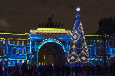 Noel 'den önceki gece şehri. St. Petrburg 'un yeni yılının ışıkları. Şehrin ana Noel ağacı, çiçekle süslenmiş, 3d Harita Gösterisi, St. Petersburg, Saray Meydanı, Rusya, 31 Aralık 2017