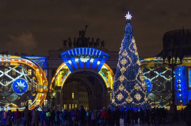 Noel 'den önceki gece şehri. St. Petrburg 'un yeni yılının ışıkları. Şehrin ana Noel ağacı, çiçekle süslenmiş, 3d Harita Gösterisi, St. Petersburg, Saray Meydanı, Rusya, 31 Aralık 2017