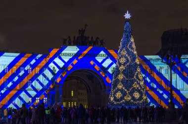 Noel 'den önceki gece şehri. St. Petrburg 'un yeni yılının ışıkları. Şehrin ana Noel ağacı, çiçekle süslenmiş, 3d Harita Gösterisi, St. Petersburg, Saray Meydanı, Rusya, 31 Aralık 2017