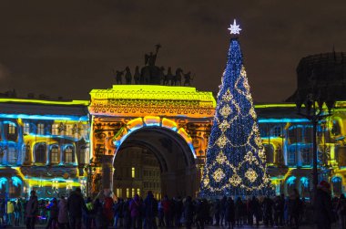Noel 'den önceki gece şehri. St. Petrburg 'un yeni yılının ışıkları. Şehrin ana Noel ağacı, çiçekle süslenmiş, 3d Harita Gösterisi, St. Petersburg, Saray Meydanı, Rusya, 31 Aralık 2017