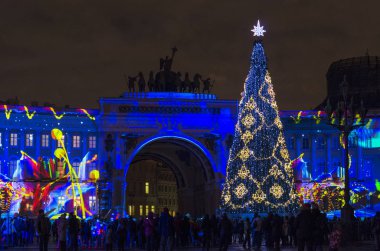 Noel 'den önceki gece şehri. St. Petrburg 'un yeni yılının ışıkları. Şehrin ana Noel ağacı, çiçekle süslenmiş, 3d Harita Gösterisi, St. Petersburg, Saray Meydanı, Rusya, 31 Aralık 2017