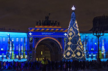 Noel 'den önceki gece şehri. St. Petrburg 'un yeni yılının ışıkları. Şehrin ana Noel ağacı, çiçekle süslenmiş, 3d Harita Gösterisi, St. Petersburg, Saray Meydanı, Rusya, 31 Aralık 2017