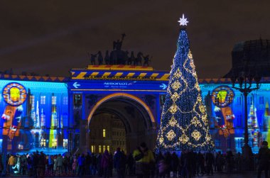 Noel 'den önceki gece şehri. St. Petrburg 'un yeni yılının ışıkları. Şehrin ana Noel ağacı, çiçekle süslenmiş, 3d Harita Gösterisi, St. Petersburg, Saray Meydanı, Rusya, 31 Aralık 2017