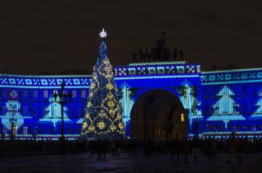 Noel 'den önceki gece şehri. St. Petrburg 'un yeni yılının ışıkları. Şehrin ana Noel ağacı, çiçekle süslenmiş, 3d Harita Gösterisi, St. Petersburg, Saray Meydanı, Rusya, 31 Aralık 2017