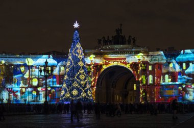 Noel 'den önceki gece şehri. St. Petrburg 'un yeni yılının ışıkları. Şehrin ana Noel ağacı, çiçekle süslenmiş, 3d Harita Gösterisi, St. Petersburg, Saray Meydanı, Rusya, 31 Aralık 2017