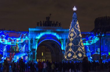 Noel 'den önceki gece şehri. St. Petrburg 'un yeni yılının ışıkları. Şehrin ana Noel ağacı, çiçekle süslenmiş, 3d Harita Gösterisi, St. Petersburg, Saray Meydanı, Rusya, 31 Aralık 2017