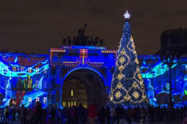 Noel 'den önceki gece şehri. St. Petrburg 'un yeni yılının ışıkları. Şehrin ana Noel ağacı, çiçekle süslenmiş, 3d Harita Gösterisi, St. Petersburg, Saray Meydanı, Rusya, 31 Aralık 2017